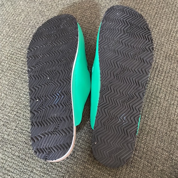 Critts green slippers (sz 10) - Picture 4 of 6